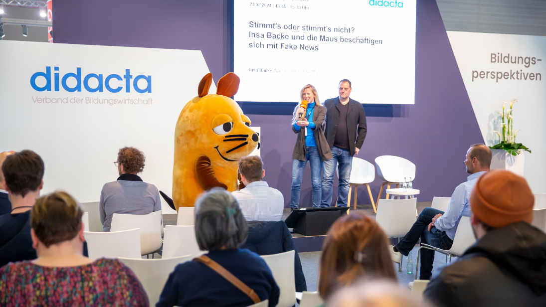 Stimmt’s oder stimmt’s nicht? Insa Backe und die Maus beschäftigen sich mit Fake News auf der didacta 2024, Forum Bildungsperspektiven Halle 7, C40/D41